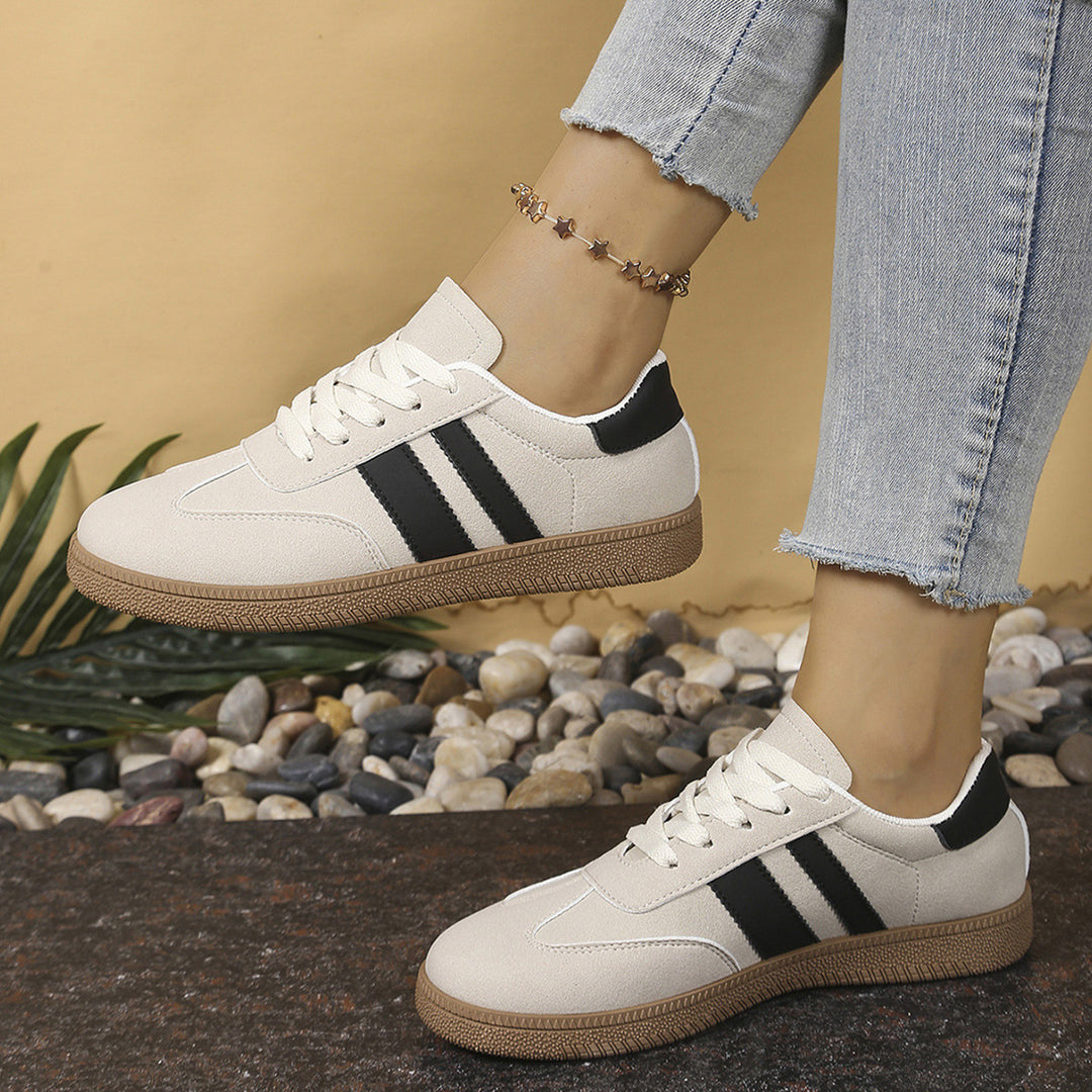 Ladies Retro Sneaker with suede look, gum sole and contrasting stripes Mune Fashion