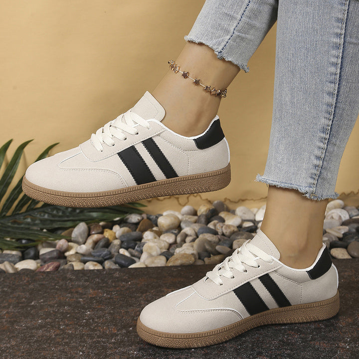 Ladies Retro Sneaker with suede look, gum sole and contrasting stripes Mune Fashion