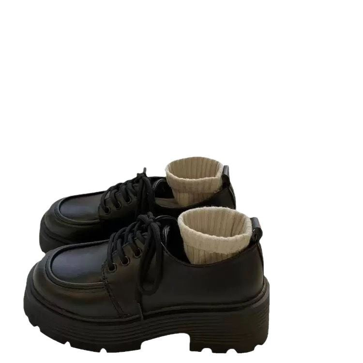Ladies' platform sneaker with elegant patent leather look and cozy knit collar Mune Fashion