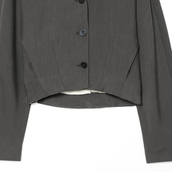 Ladies cropped blazer with boxy silhouette and deep V-neckline Mune Fashion