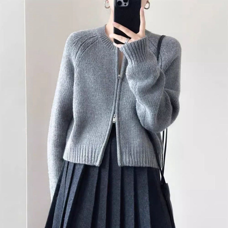 Women’s short jacket made of soft fine knit with a full-length zipper and ribbed hem Mune Fashion