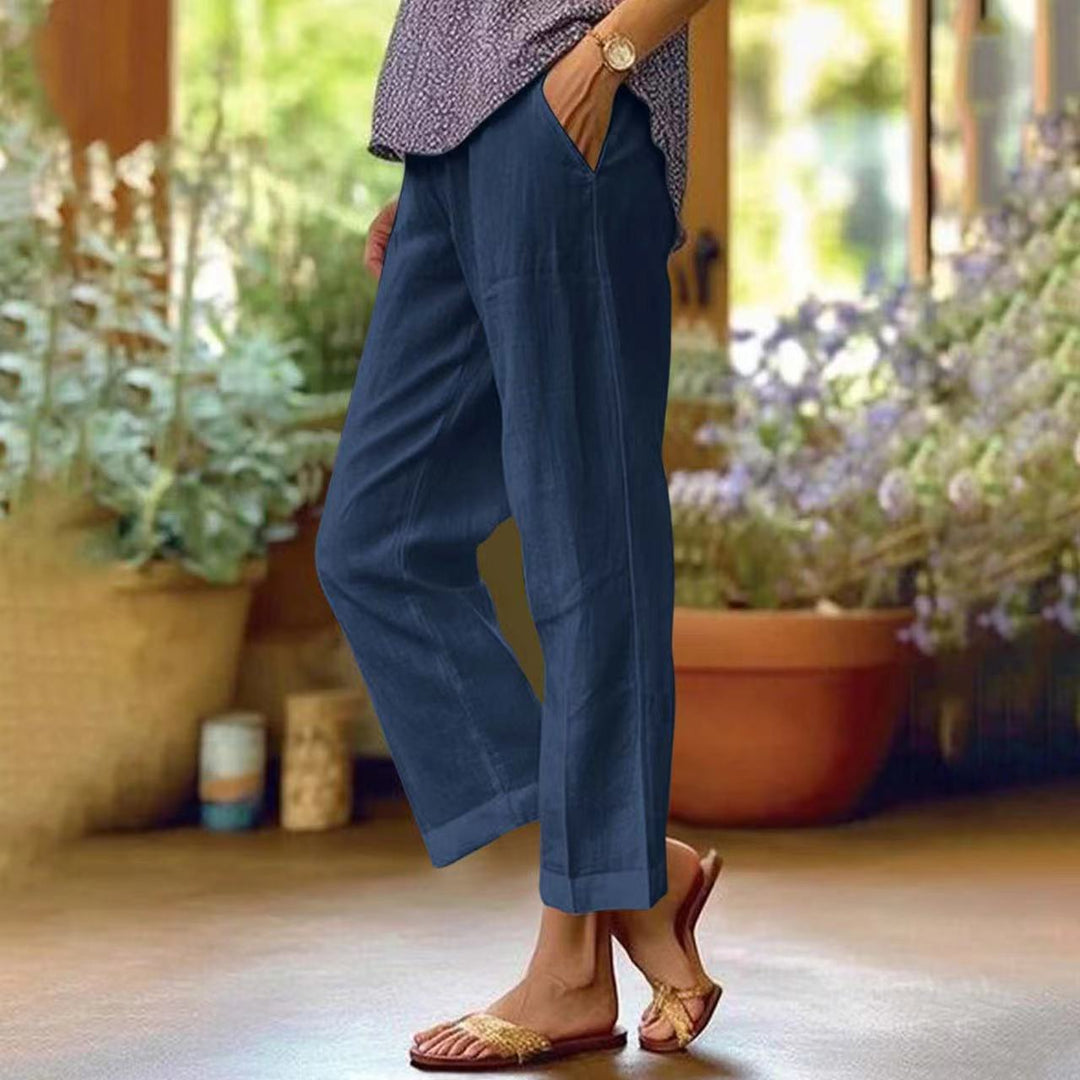 Ladies casual cropped trousers with straight leg, subtle crease and side pockets Mune Fashion