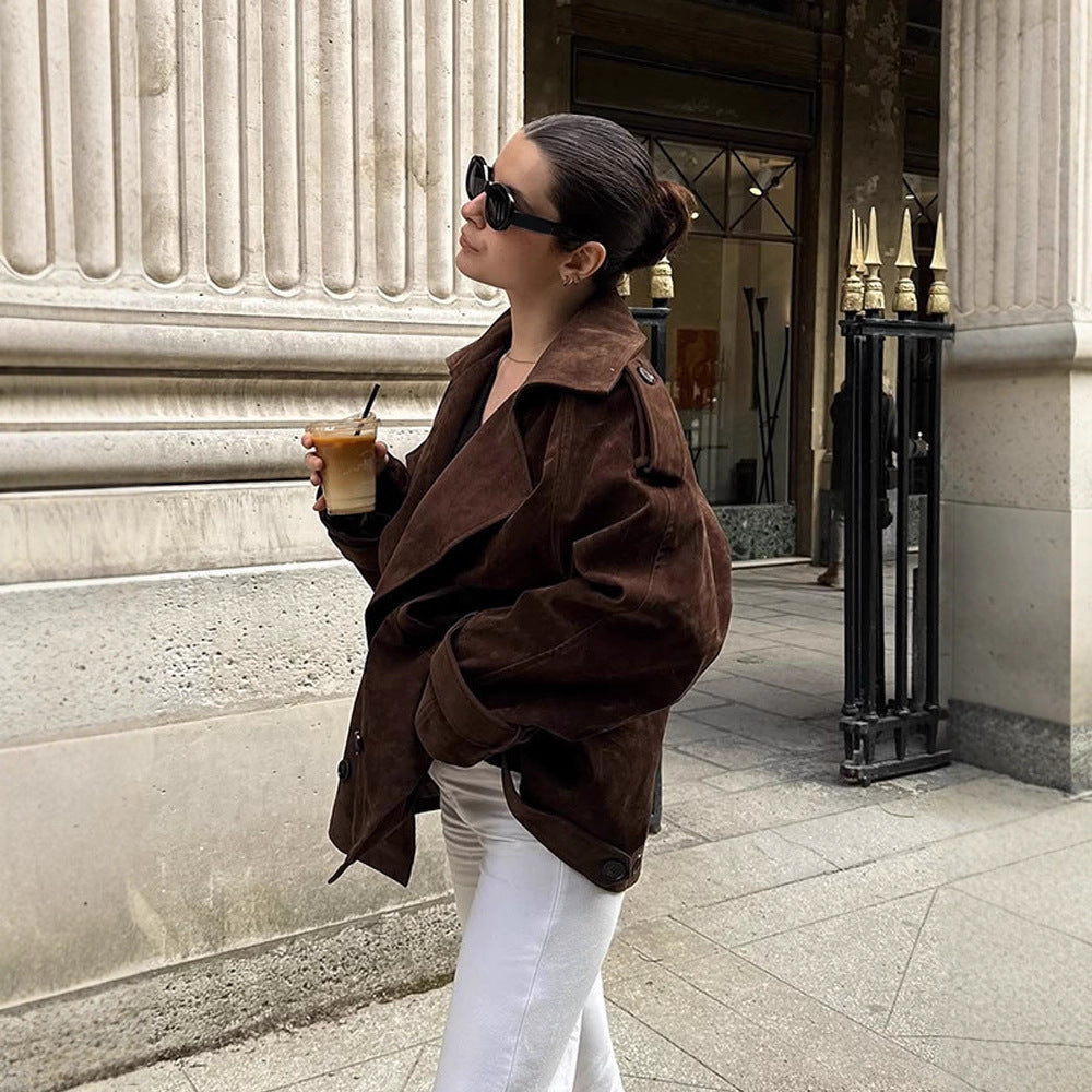 Women's short trench coat in suede look with wide lapels and boxy silhouette Mune Fashion