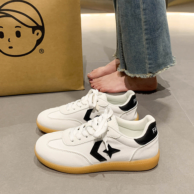 Women nan lightweight retro sneakers with padded comfort insole, flexible rubber sole and reflective details Mune Fashion