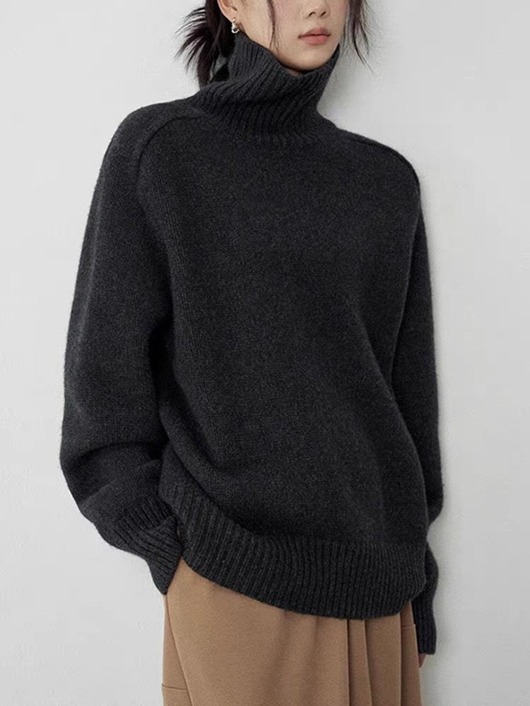Women's turtleneck sweater made of fine wool blend with straight cut and wide ribbed collar Mune Fashion