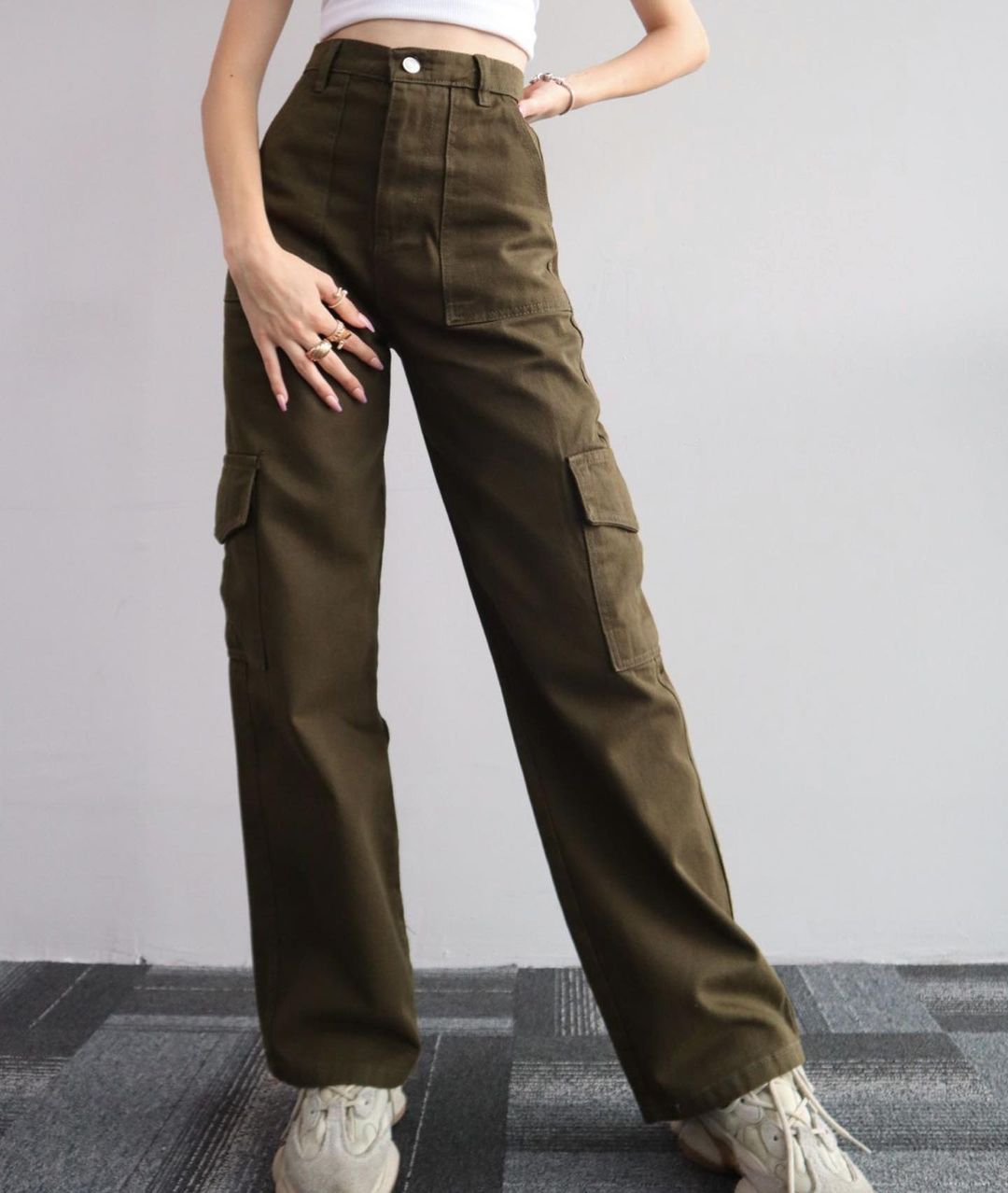 Women's cargo pants with high waist, straight leg and patch pockets Mune Fashion