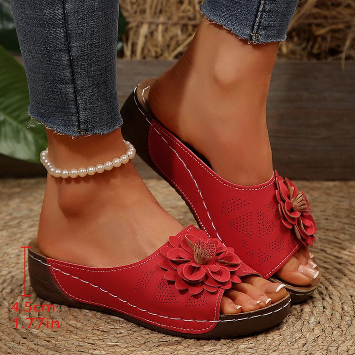 Damen Offene Zehen-Pantoletten mit Blumenapplikation, perforiertem Obermaterial und ergonomischer Keilsohle Mune Fashion