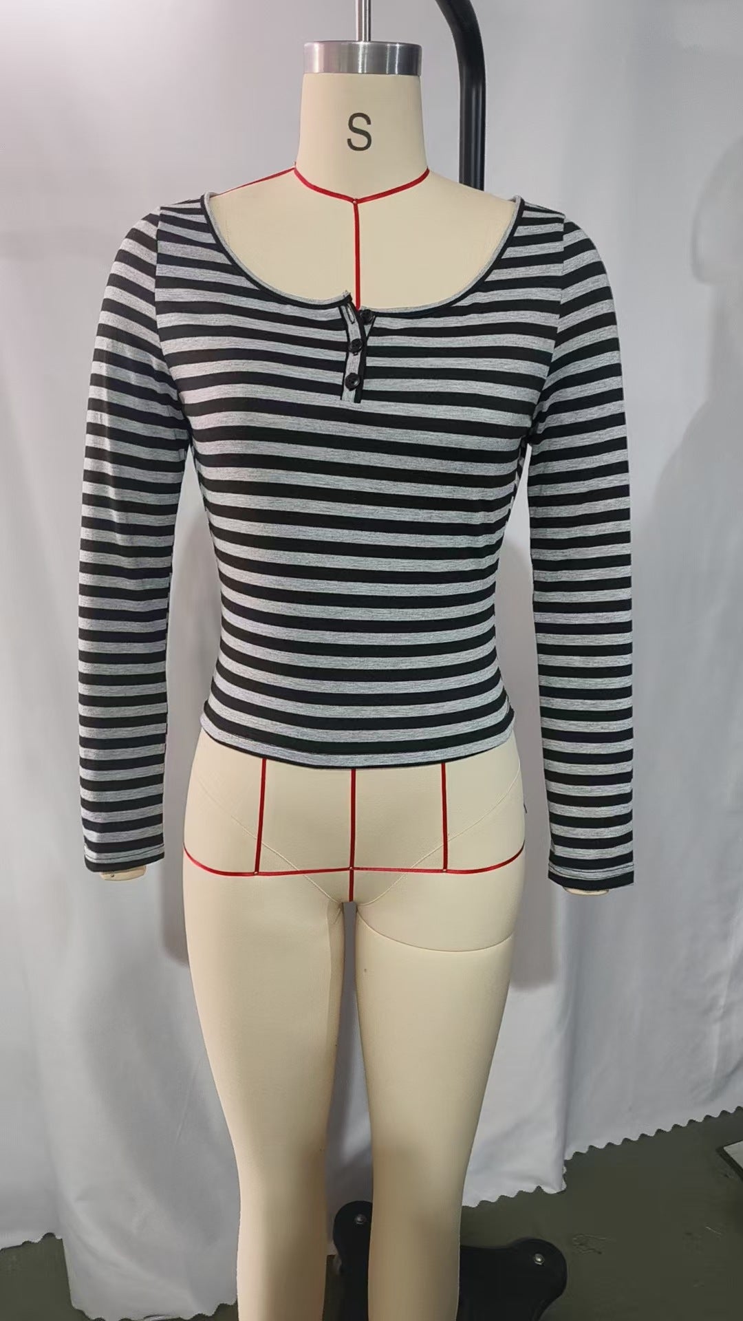 Women nan tailored striped long-sleeve shirt with deep round neck and decorative button placket Mune Fashion