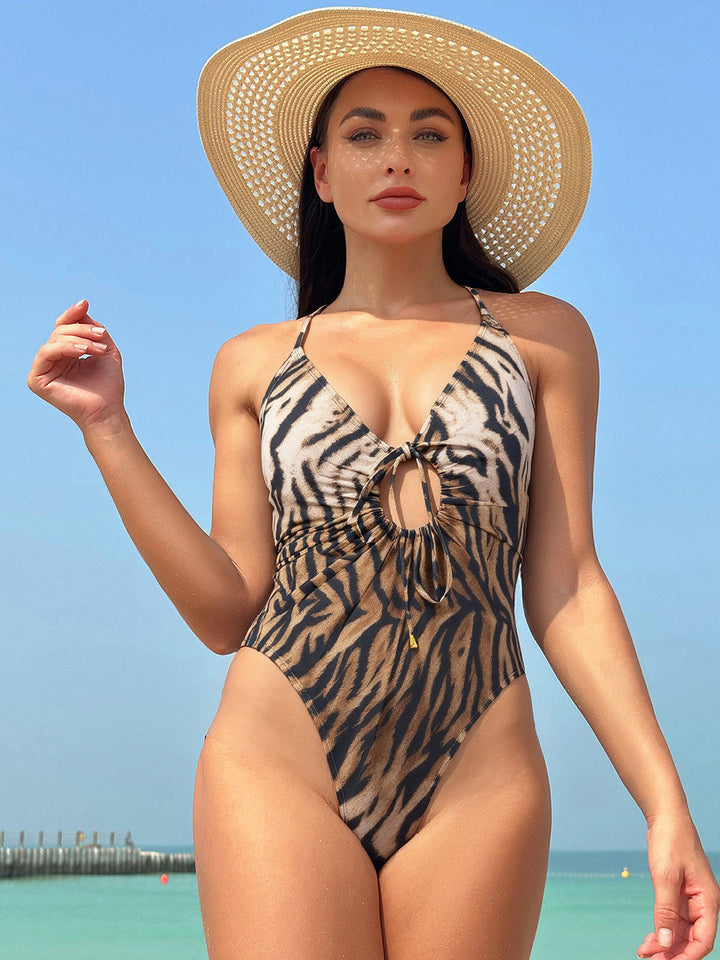 Women One-Piece Swimsuit with Fashionable Cut-Out Mune Fashion