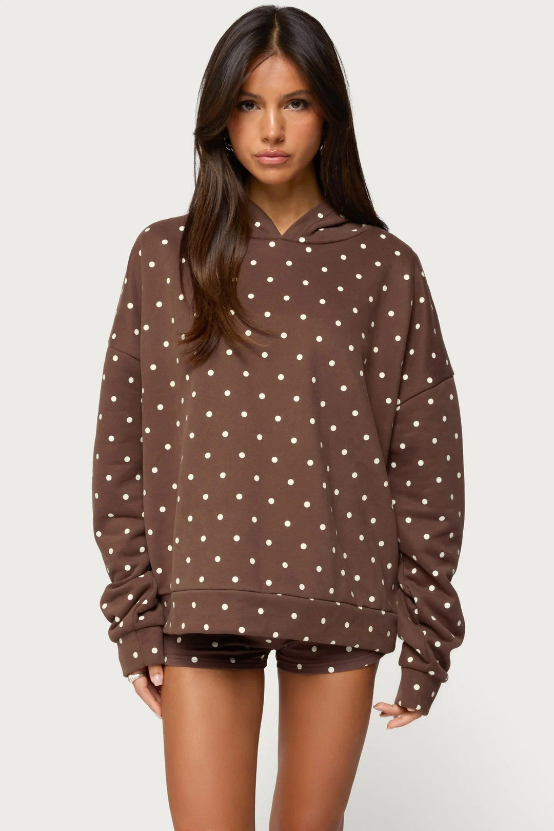 Women's dotted comfort set with hooded sweatshirt, kangaroo pocket and shorts Mune Fashion
