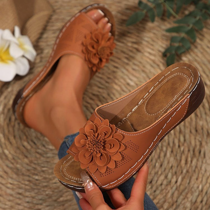 Damen Offene Zehen-Pantoletten mit Blumenapplikation, perforiertem Obermaterial und ergonomischer Keilsohle Mune Fashion