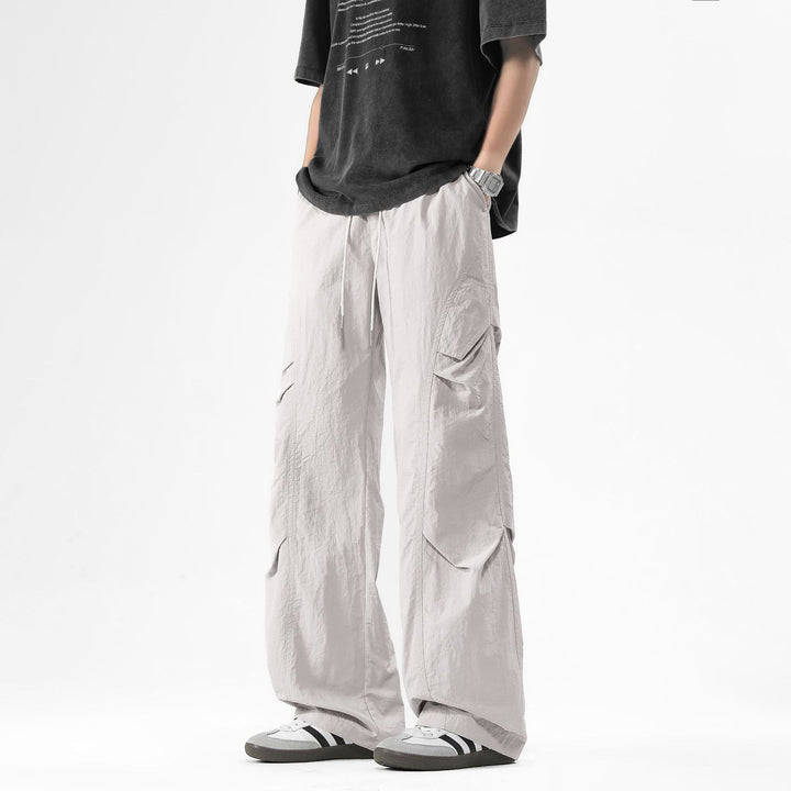 Men's cargo pants with practical side pocket design