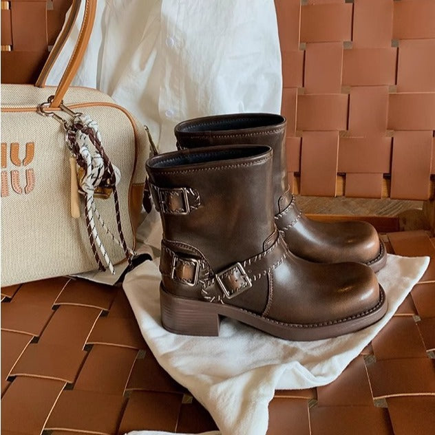 Women's biker ankle boots made of smooth leather with decorative stitching, double straps and durable tread sole Mune Fashion