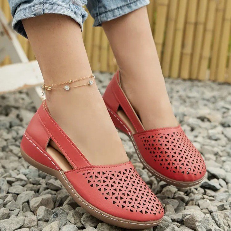 Women's perforated slipper pumps with side cut-outs, elastic heel strap, and cushioning comfort sole Mune Fashion