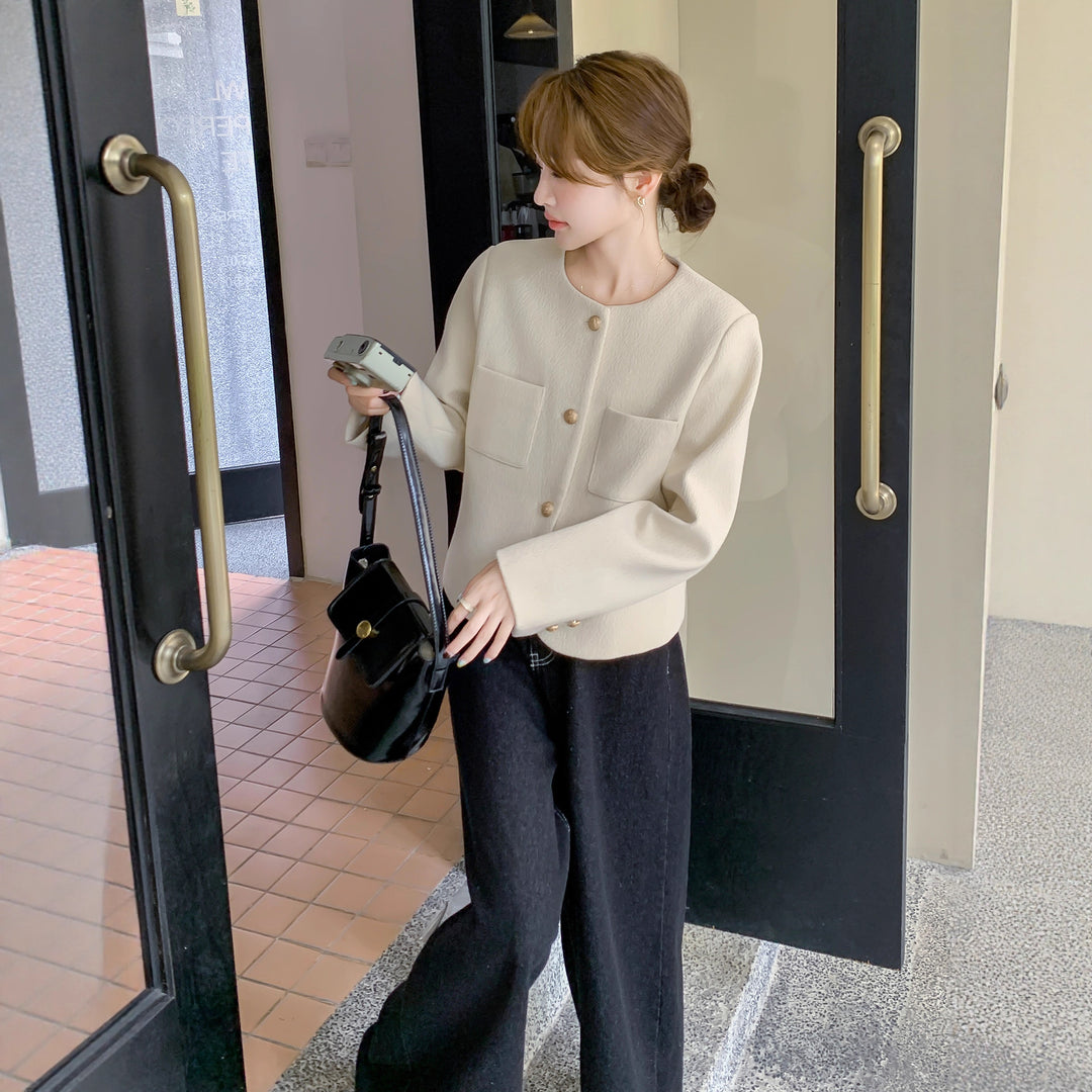 Women's short blazer with round neckline, textured fabric and golden buttons Mune Fashion