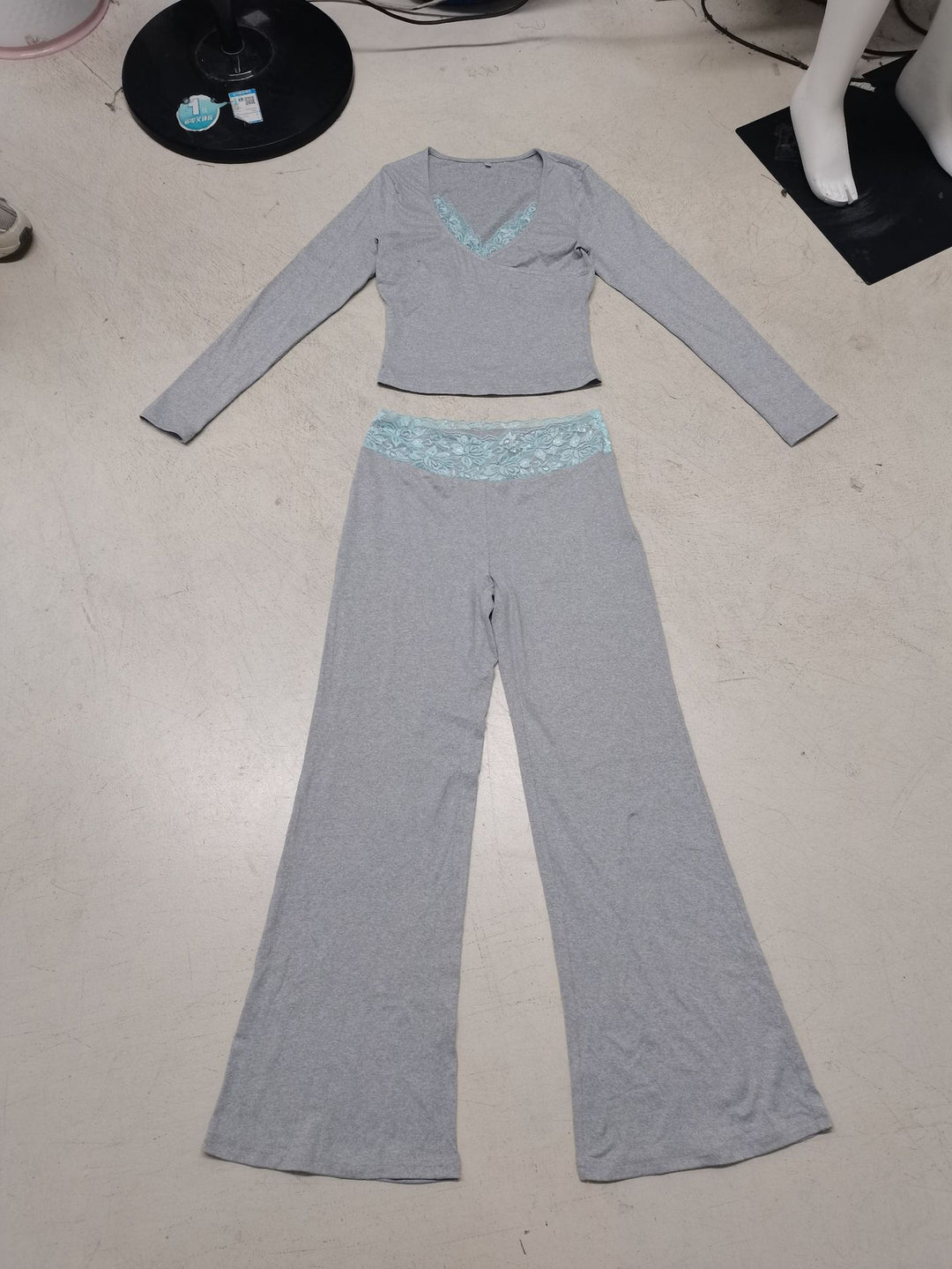 Ladies nan Lounge set with lace waistband, V-neck and flared bell-bottoms Mune Fashion