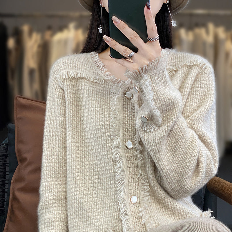 Women's knitted cardigan with fringe trim, mother-of-pearl button placket, and patch pockets Mune Fashion