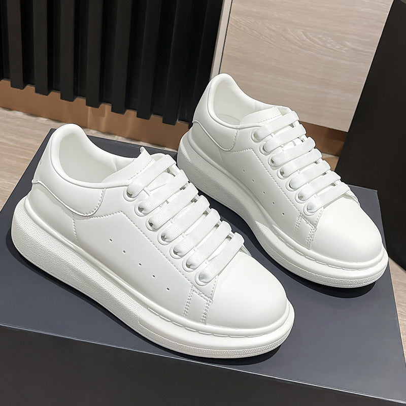 Unisex minimalist platform sneaker made of smooth synthetic leather with padded heel collar and cushioning lightweight sole Mune Fashion