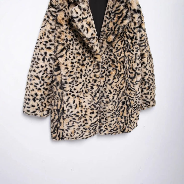 Women's oversized faux fur coat with leopard print, voluminous shawl collar and practical side pockets Mune Fashion