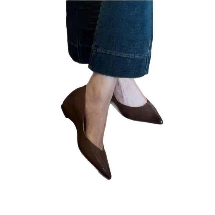 Women Elegant pointed flat slippers made of soft smooth leather with ergonomic comfort insole Mune Fashion