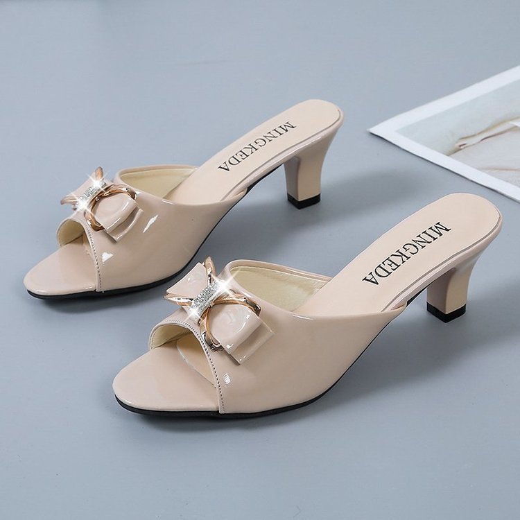 Women nan shiny patent mule with open toe area, medium block heel, decorative gold ring buckle and padded comfort footbed Mune Fashion