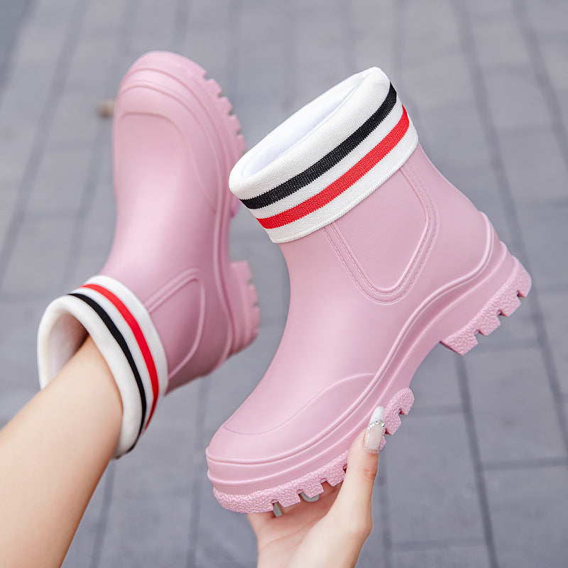 Women's Short Rubber Rain Ankle Boots with Padded Ring Cuff and Profiled Platform Sole Mune Fashion