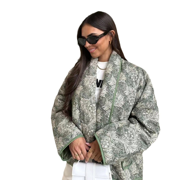 Ladies short-cut quilted jacket in vintage floral pattern with shawl collar and contrasting piping Mune Fashion