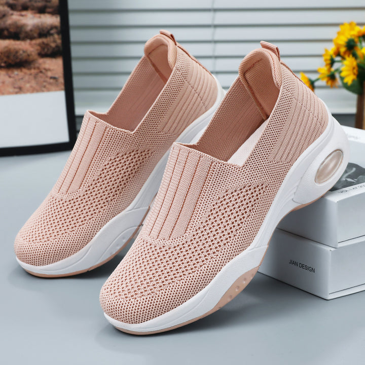 Women's seamless knit slippers with elevated plateau air cushioning and ergonomic heel support Mune Fashion