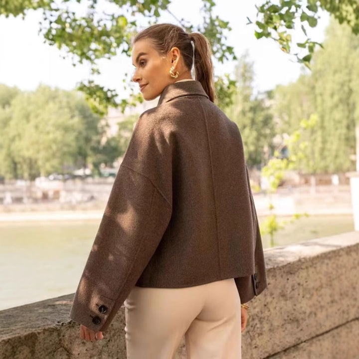 Women's short jacket made of wool blend in boxy caban style with shirt collar and welt pockets Mune Fashion