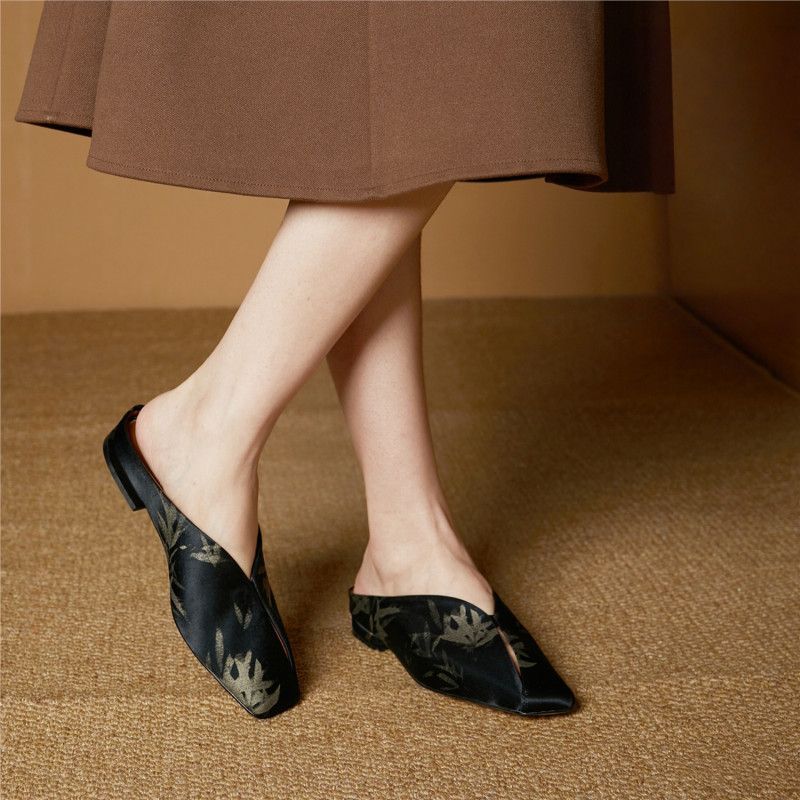 Women's pointed toe jacquard mules with floral metallic pattern and flat heel Mune Fashion