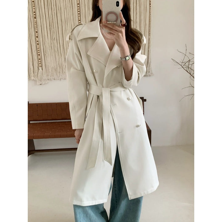 Ladies mid-length trench coat with oversized shoulders and mother-of-pearl buttons Mune Fashion