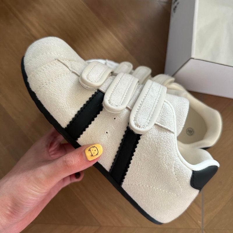 Women's sneakers with practical Velcro fastening and soft suede upper Mune Fashion