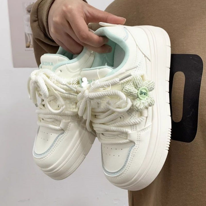 Women's sneakers with floral pendant and comfortable sole Mune Fashion