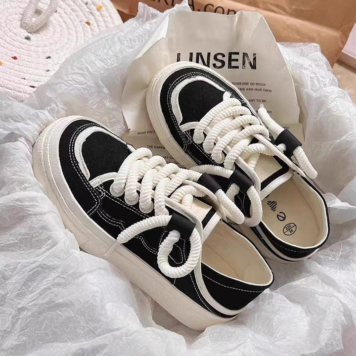 Women’s sporty sneakers in a minimalist design with a comfortable rubber sole Mune Fashion