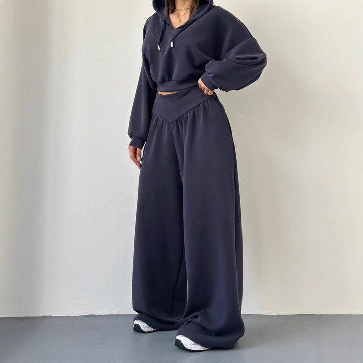Women nan luxurious leisure set hoodie with V-neck detail and high-waisted culotte Mune Fashion