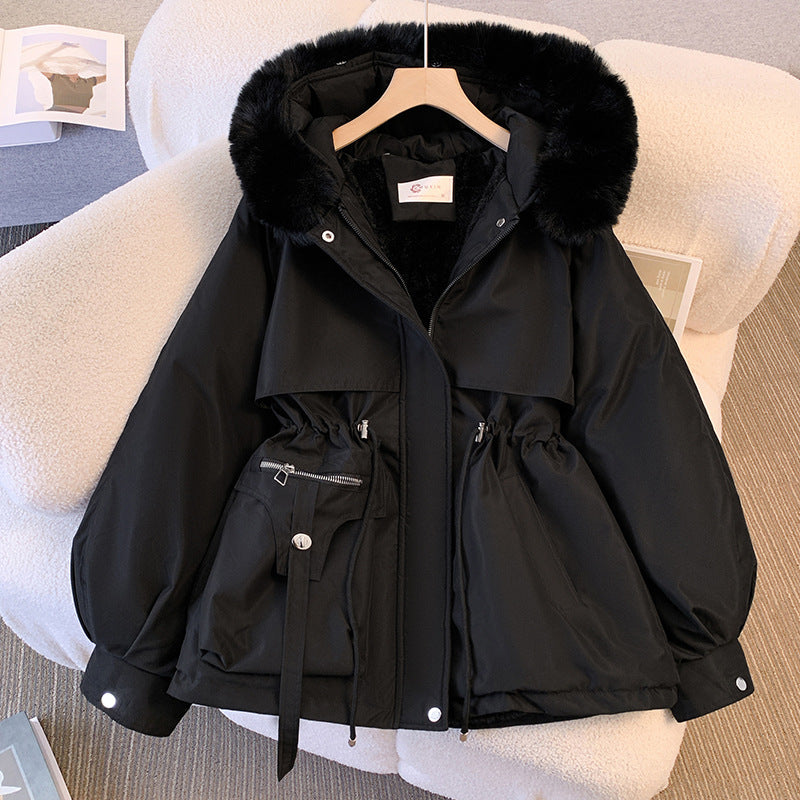 Women's short utility parka with fitted drawstring, multifunctional outer pockets and voluminous hood flap Mune Fashion