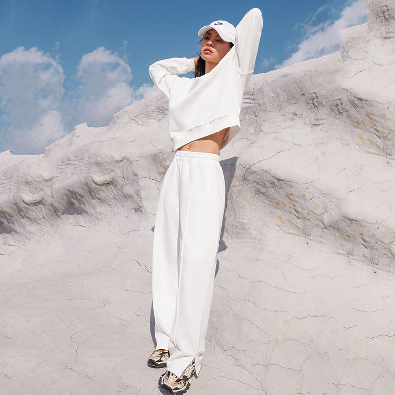 Ladies' oversized sweatshirt and wide lounge pants set with drawstring, subtle seam details, and elastic cuffs Mune Fashion