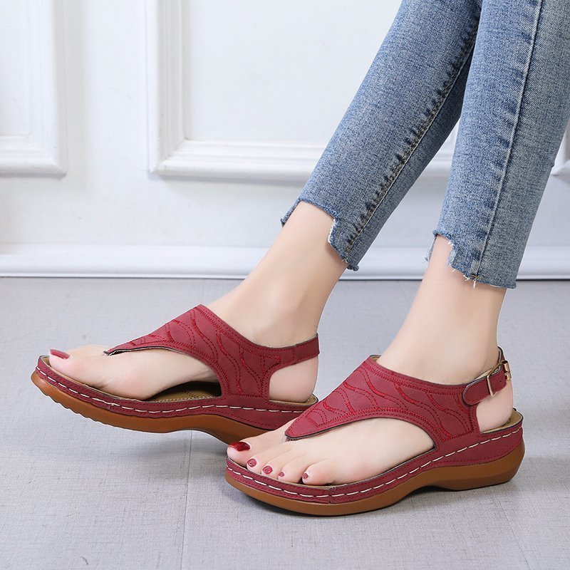 Women’s toe ring sandal with viscoelastic comfort footbed, adjustable heel strap and hand-stitched edge detail Mune Fashion
