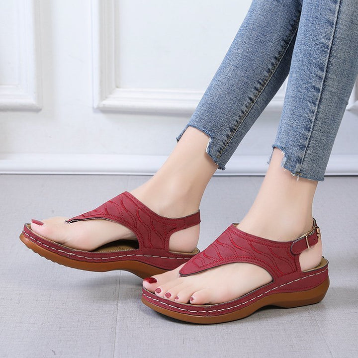 Women’s toe ring sandal with viscoelastic comfort footbed, adjustable heel strap and hand-stitched edge detail Mune Fashion