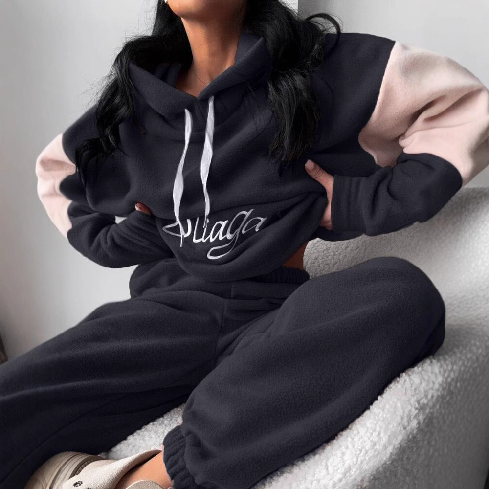 Women's cozy hoodie set with contrast sleeves, elastic high-waist joggers, and oversized hood Mune Fashion