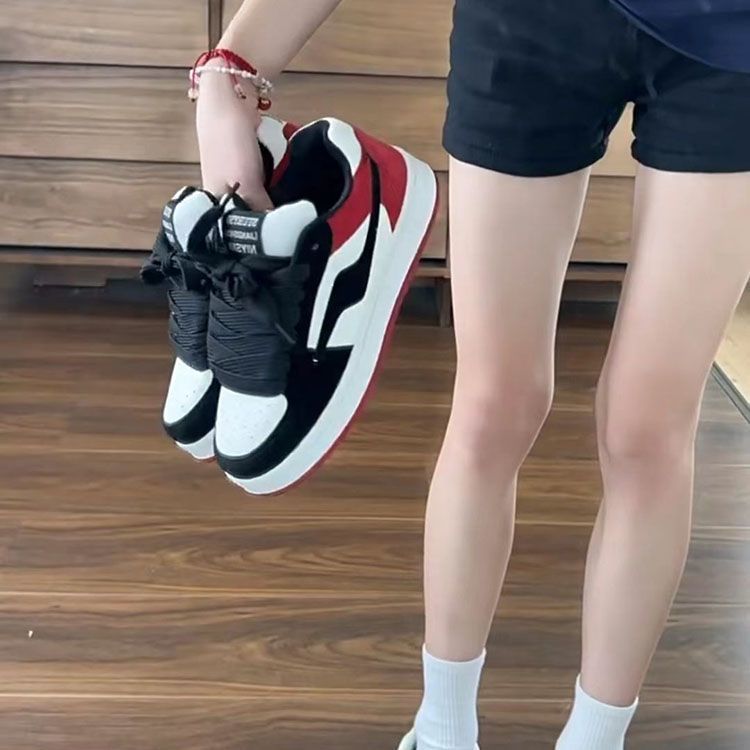 Women's sporty sneakers with continuously padded insole and non-slip sole Mune Fashion