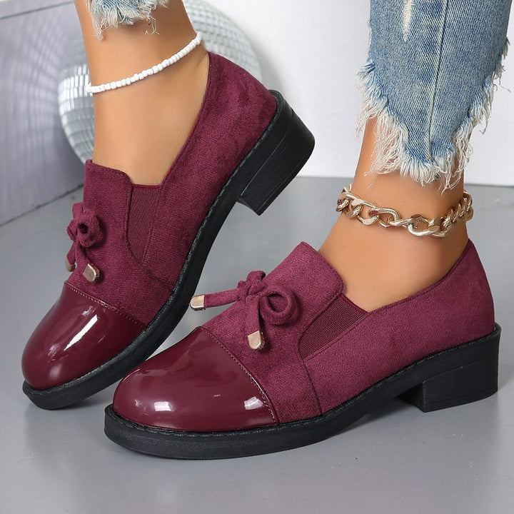 Ladies elegant slipper-loafer with patent cap, faux suede upper material, elastic entry and decorative bow application Mune Fashion
