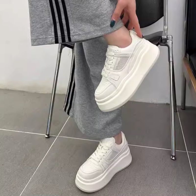 Women's sporty sneakers with double sole and contrast stitching Mune Fashion