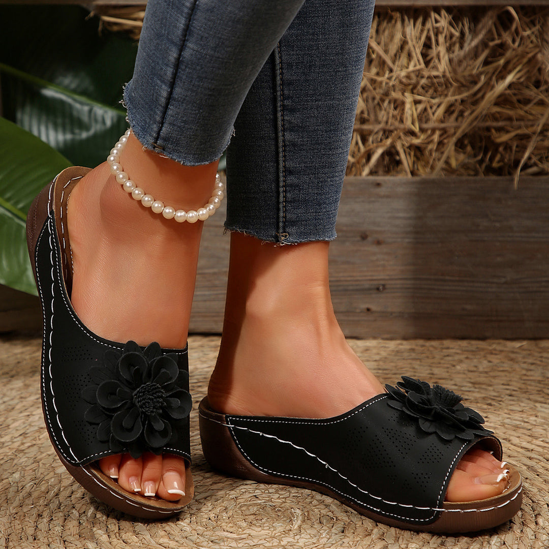 Women's comfortable slides made of synthetic leather with three-dimensional flower appliqué and ergonomic wedge sole Mune Fashion