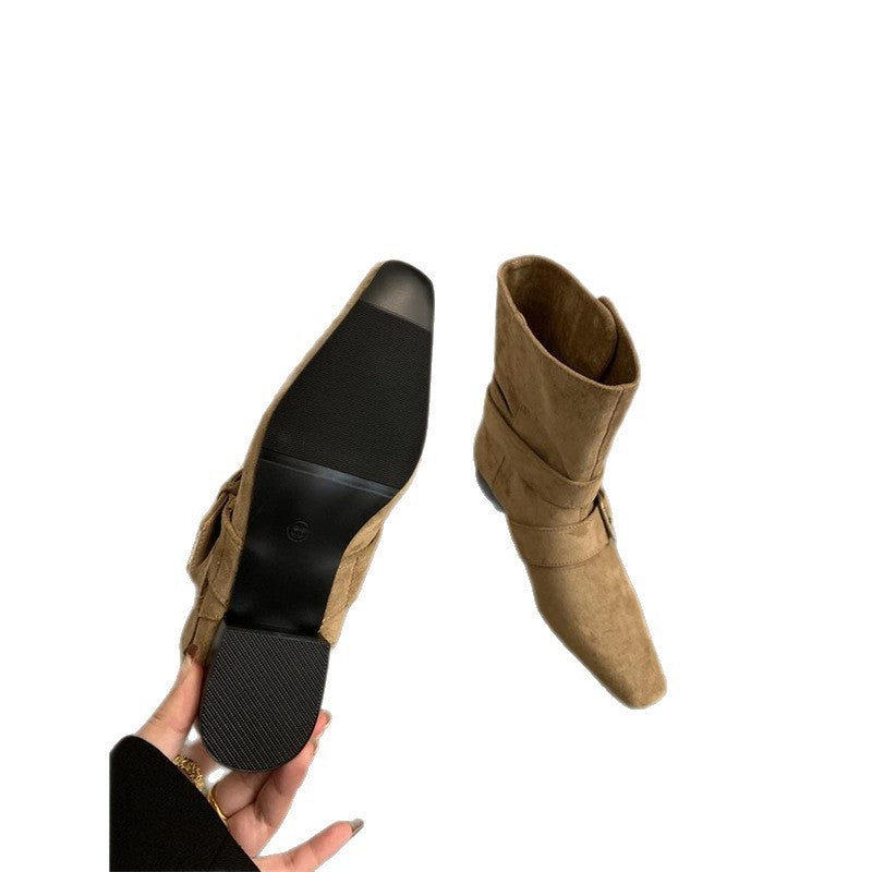 Damen Biker-inspirierte Mid-Boots aus Velourslederoptik mit spitzer Kappe und verstellbaren Gürtelschnallen Mune Fashion