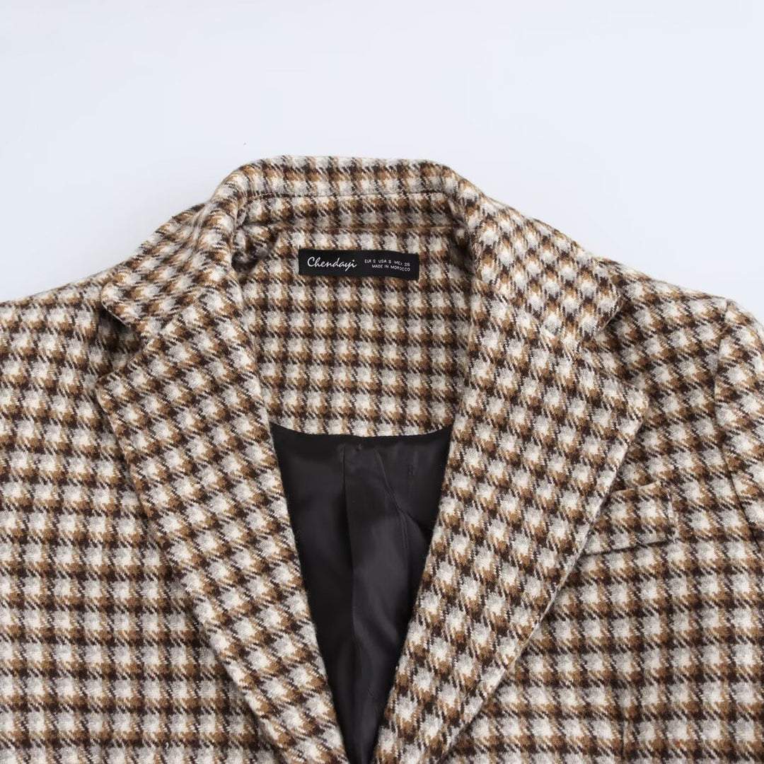 Ladies long-cut checked coat made of wool blend with tailored silhouette, notched collar and flap pockets Mune Fashion