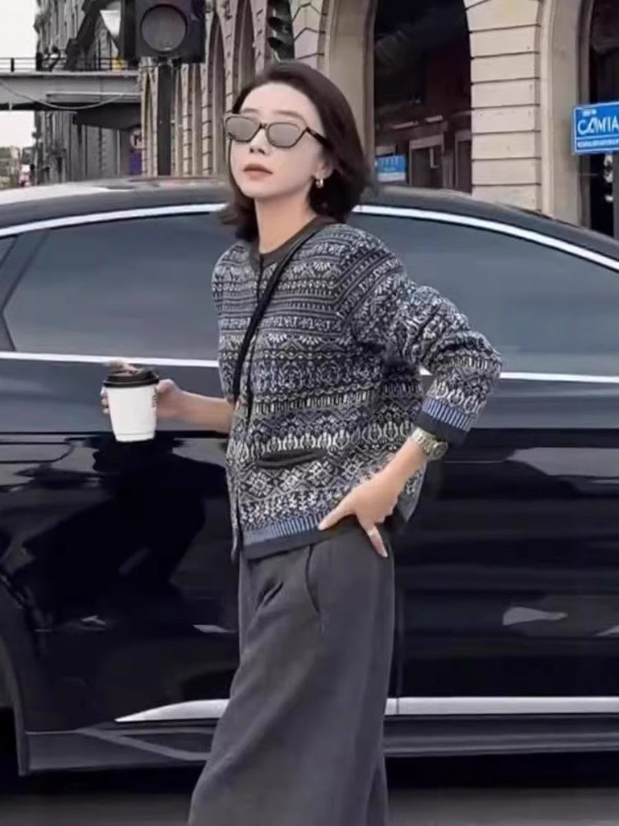 Ladies short jacket cardigan with jacquard pattern, ribbed cuffs and round neckline Mune Fashion