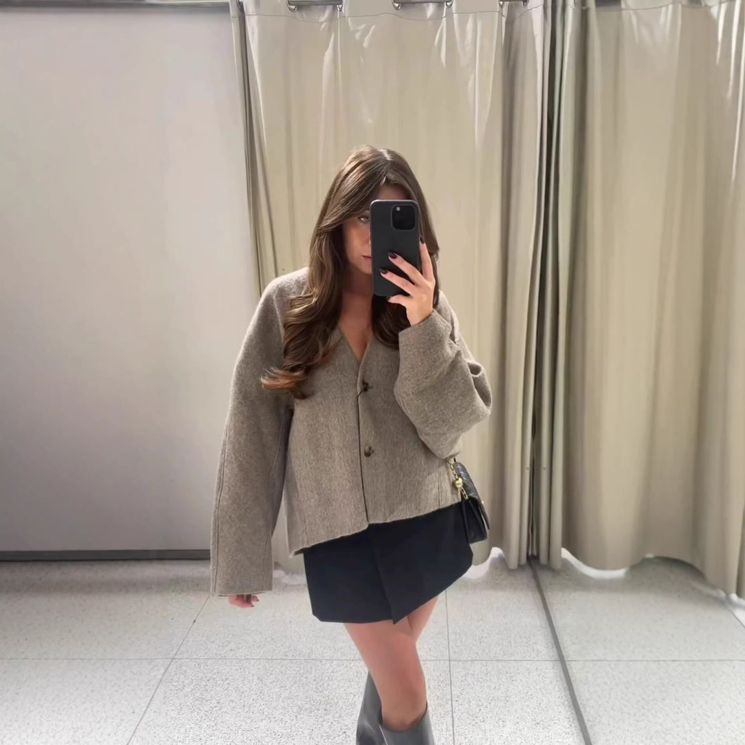 Women's Boxy Short Jacket made of Wool Blend with V-Neck and Two-Button Closure Mune Fashion