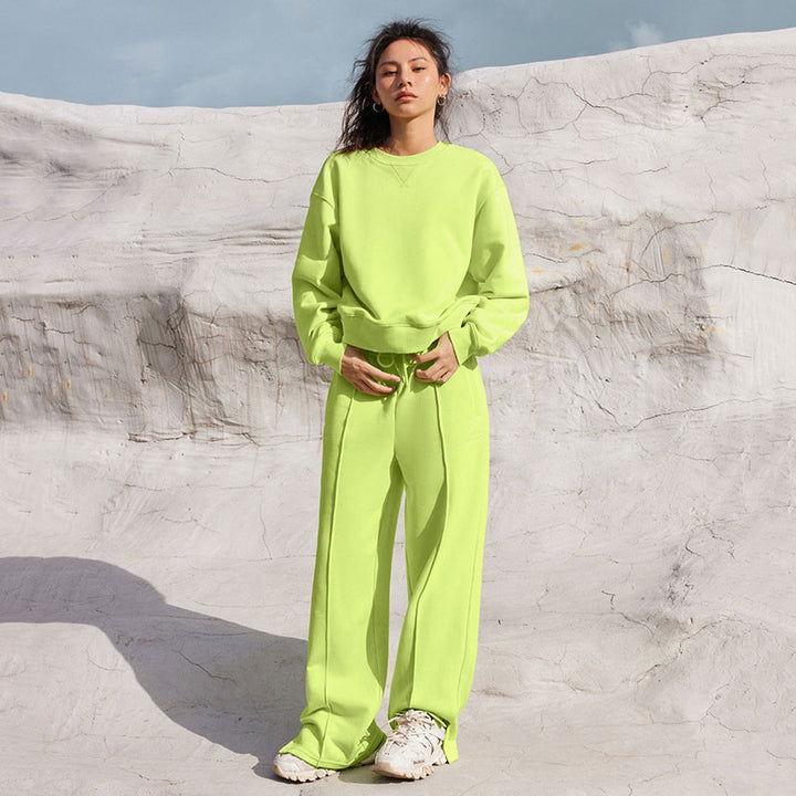 Ladies' oversized sweatshirt and wide lounge pants set with drawstring, subtle seam details, and elastic cuffs Mune Fashion