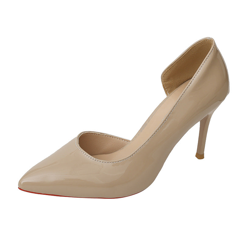 Ladies patent pumps with deeply cut side line, pointed toe shape and high stiletto heel